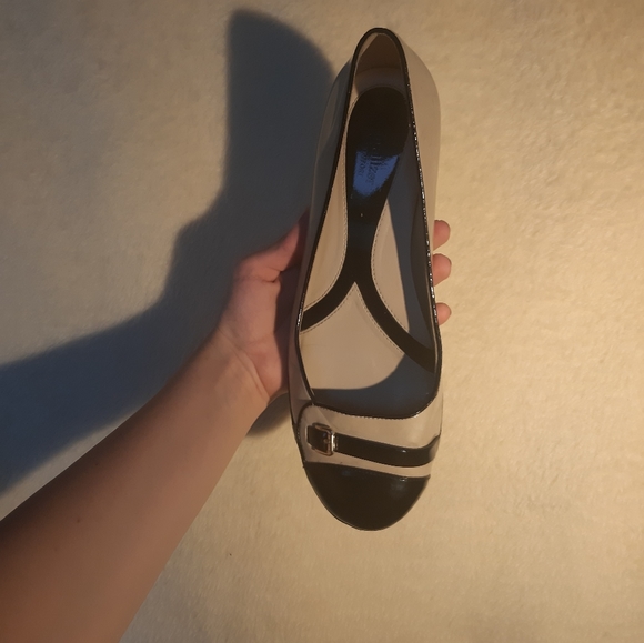 Naturalizer beige and black flats with gold strap - Picture 6 of 14